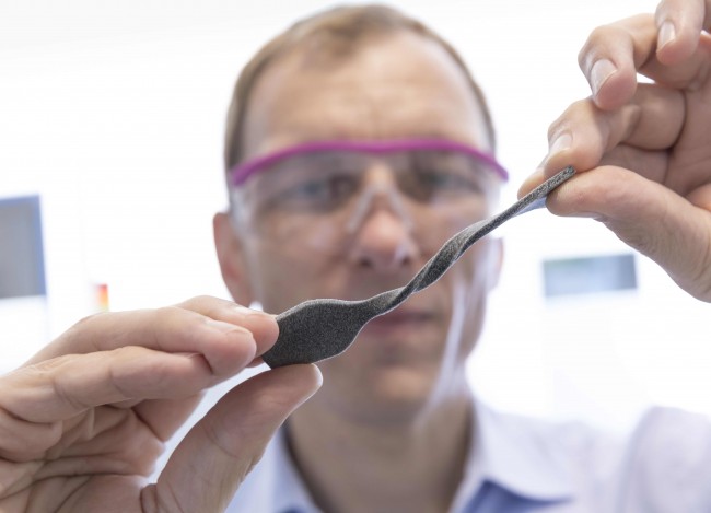 Quality control of INFINAM® PEEK in the application technology center.